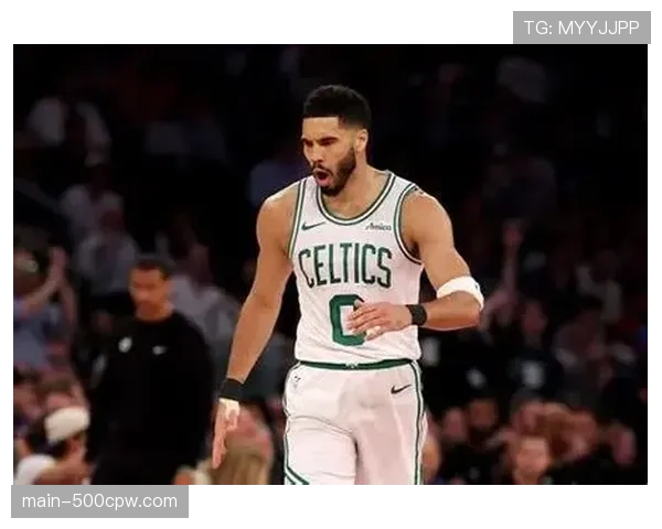 第三节突发：塔图姆返回更衣室，疑似膝盖不适